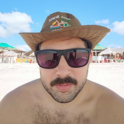 Simples, tranquilo, adora viajar, computadores, beber cerveja e café!