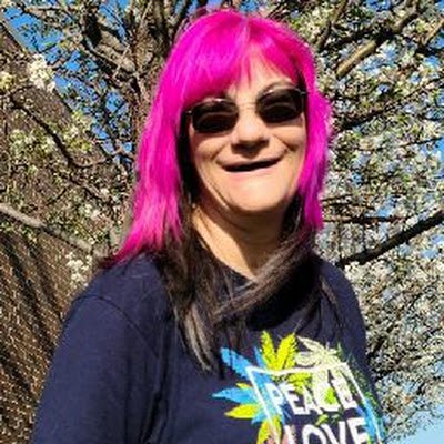 laura_debus's profile picture. Bringing you High-tech products  😍💚 #kchopedealer #changinglives #tech #debustech