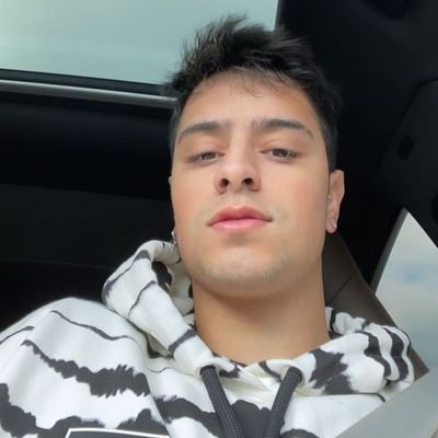 flearzly's profile picture. 🫀بعد الكون لا يزال هناك حبنا