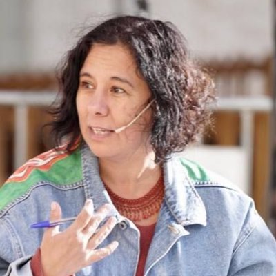 Currante militant del bé comú, ara també des del Parlament com a diputada de @somcomuns
 I gestionant com puc la política amb la criança