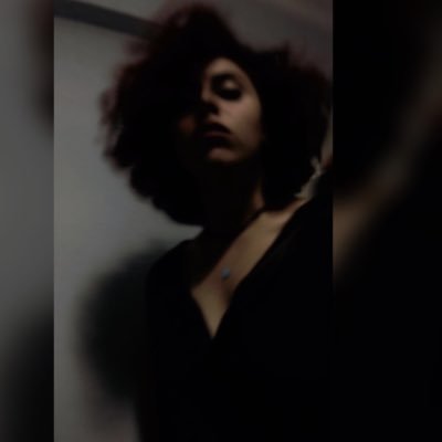 Yabecanimbaska's profile picture. kafamdaki: her.şey.güzel.olacak.mp3