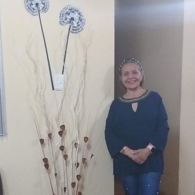 Amante de un país  que  le  abrió la puerta . madre de tres hijos. Docente de un pueblo que me adoptó. Tenía mil razones para no volver y una para estar aquí.