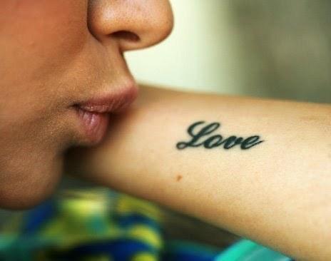 Metade de mim agora é assim, de um lado a poesia o verbo a saudade, do outro a luta, a força e a coragem pra chegar no fim. E o fim é belo, incerto...