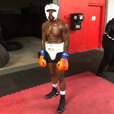 Upcoming Boxer 🥊 🚶🏾♂️~ Lover of apple juice ~ Be who you are entirely without caring for others opinions 💯💙 #Staythecourse🏁