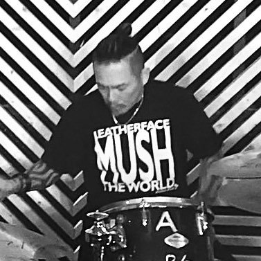 型枠大工の親方です punk&hard core大好物 Yam(仙台)と言うバンドでdrum 叩いてます