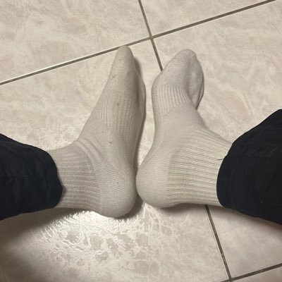 客製化原味商品～需要的可以私訊我喔！這裏變態一點，喜歡穿學校運動服又配白襪的瘦0跟大屌1 絕對的白襪控～～ 想要什麼原味的可以私訊我喔！ 好想要高中生的臭襪🥴🥴。 #襪控 #白襪 #黑襪 #內褲 #後空 #原味襪