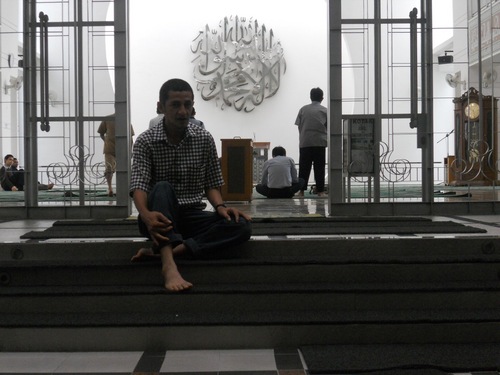 Mereka hendak menipu Allâh dan orang-orang yang beriman, padahal mereka hanya menipu dirinya sendiri sedang mereka tidak sadar. [Al-Baqarah /2: 9]