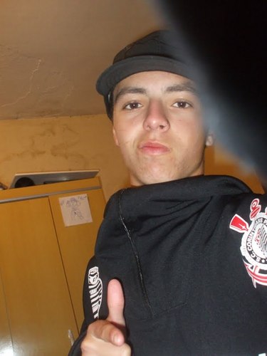 Lindo, Corinthiano, vagabundo, funkeiro, familia, amigo, Trabalho.  legal, chato quase nunca, ambicioso, Amo meus amigos e minha familia! Esse sou eu... sz