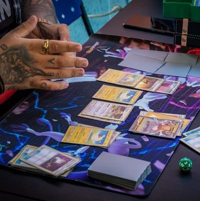 Uma foto aleatória, de alguém aleatório jogando um TCG. Seria você nessa foto?