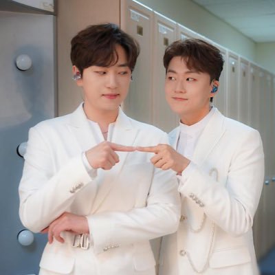 appreciation account for #포레스텔라’s adorable, talented opera singers and maknaes #조민규 and #고우림
main account: @Fore_Bois_Inc