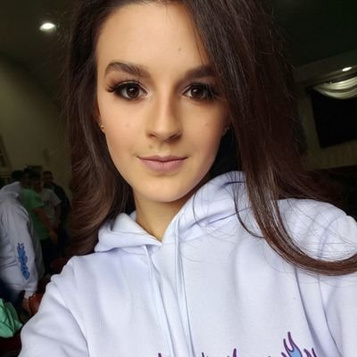 • Laura Mariosa Daros
• Gaúcha
• 18 anos ✨
• Gremista 💙💙
• 🍀✨Faça valer a pena.✨🍀