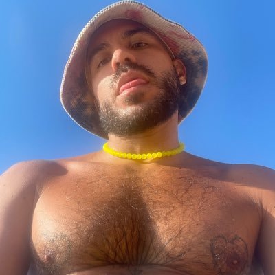 ARTIVIST 🖖🏻 I am a person who moves through art. I studied Ayurvedic medicine, my lifestyle is very holistic and I am passionate about personal style!