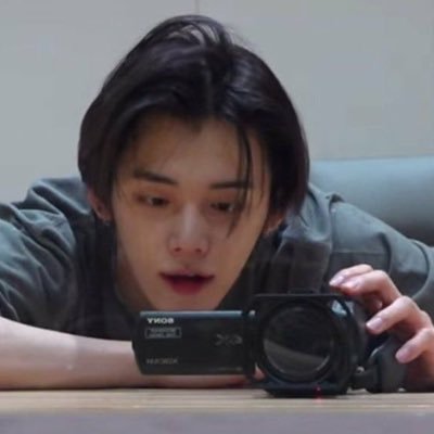 23 y.o || looking for sugar daddies who can pay for my photocards, dm me daddies 💘