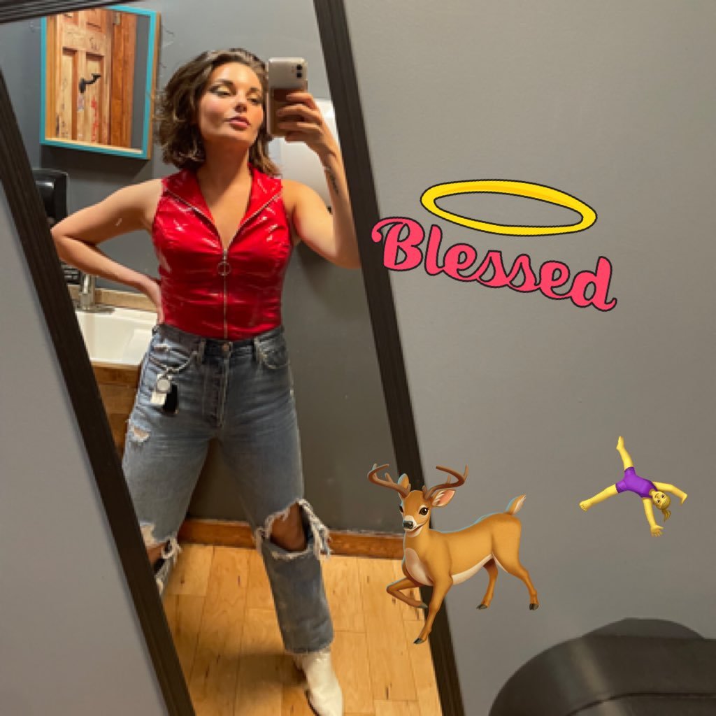 vickdufff's profile picture. the bitch is back but I will be deleting this once my career takes off 👩‍🎤 insta: vickduff
