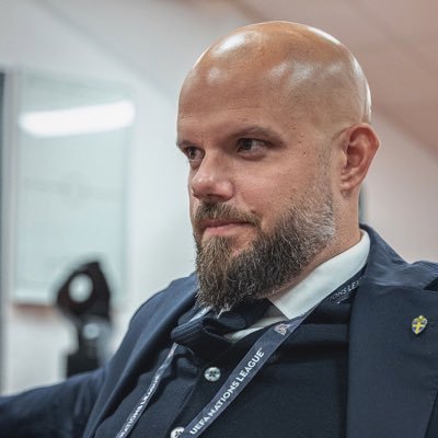 Har spelat anfallare i landslaget i fotboll. Numera ledarskaps och kommunikationskonsult.