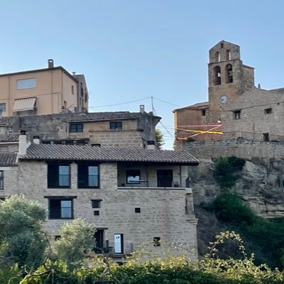 Una #casarural situada en Arens de Lledó, en la comarca del #Matarraña.
- Ocupación máx. de 12 personas
- 250m2
- 4 habitaciones
- Porche con vistas al río