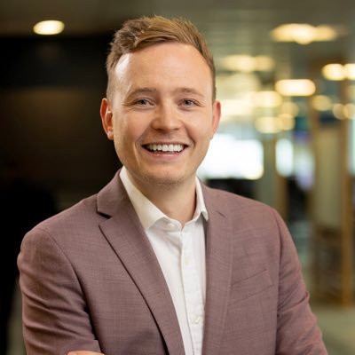 Brand & Marketing Director, charity Trustee, aspiring private pilot & food lover. Me in emojis: 🍷🍕🤓🚙🧀🏠👬🤷🏼♂️ = ❤️. Views are my own.