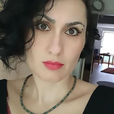 ...dik duruşa, görece gelişmiş bir beyine, soyut düşünme yeteneğine, konuşma (dil kullanma) kabiliyetine, alet kullanma ve üretme becerisine sahip primat...