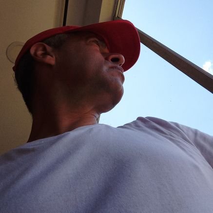 JuanChoTian's profile picture. La mirada perdida, las metas fijas.