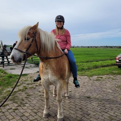 Ik houd van boeken, podcasts luisteren, wandelen met onze hond Kaiya, en verdiep mij graag in de psyche van de mens en hoe ik anderen zou kunnen helpen.