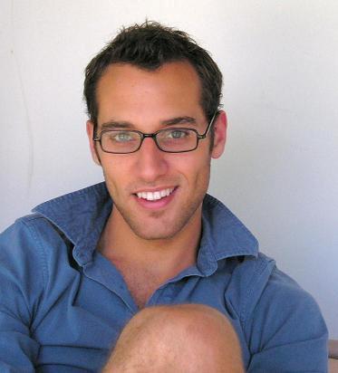 Agent de bord et passionné de culture et de politique québécoise.