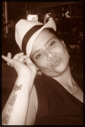 Eu sou de fases! Sou mulher, menina e criança. As vezes amo demais e outras de menos... mas sou quase sempre verdadeira. Uma verdadeira metamorfose.