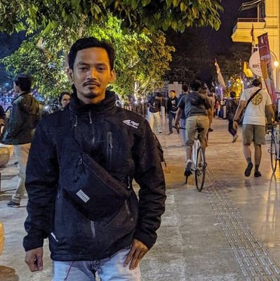 suka ngopi kopi|
suka ngebolang gak jelas|
suka seneng sama sains|
suka ngomong|
extrovert|
malesan (pas kuliah gak kelar-kelar)
dulunya rajin banget