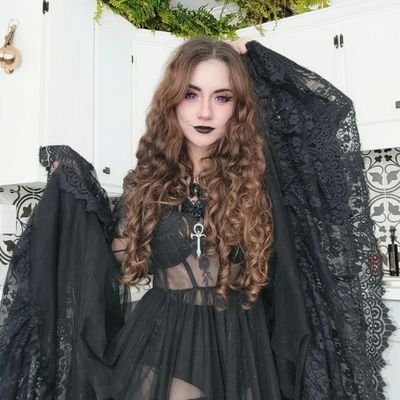 Photographer 📸 🕷 Cosplayer | 4'8 neurodivergent content creator | 🔮 ✨🥀♓ | Links below⬇
https://t.co/kqbTuBiYdL