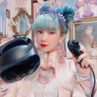 Designer 、VR Artist、Influencer、Tama Art University Master 、weibo follower 2.11 million followers；（instagram：etsunaotsuka）ASOBISYSTEM