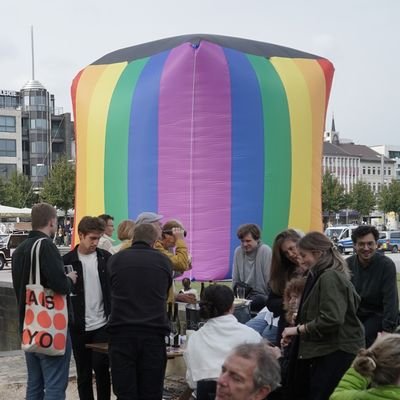 🕌Die heilige Regenbogen Kaaba ist ein Projekt für Radikalisierunsprävention bei Jugendlichen gegen #Homophobie Unterstütze die @RainbowMoschee #RegenbogenKaaba