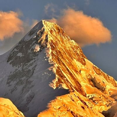 White_MountainG's profile picture. everybody is a stranger q