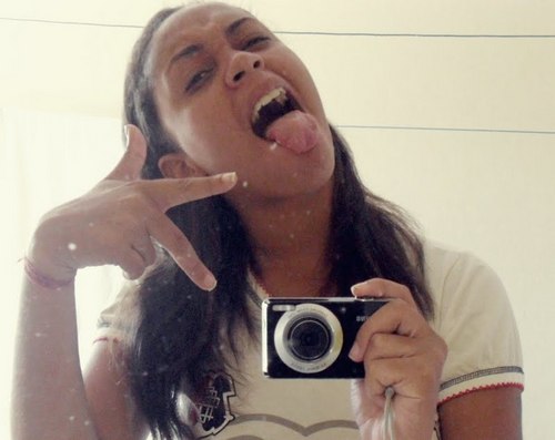 Como não consigo ser má, aprendi a ser irônica ♪