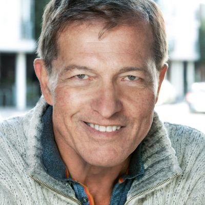 English-French.
Ex airline and Star Wars pilot.
Speaker and coach on mental health.
Author: 'Blue Sky Red Carpet.'
Peacemaker.