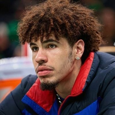 je suis un basketteur from kebemer in Sénégal 🇸🇳 j'ai 16ans 2.00m de taille et je joue tout les postes des basketteurs mon idole est #LAMELO BALL #