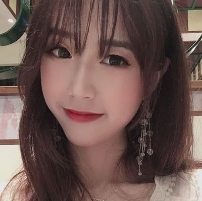 JackieH56590248's profile picture. แม้ว่าเราจะอยู่ไกลมาก แต่เราก็มองพระจันทร์ดวงเดียวกัน