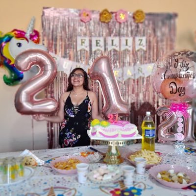 DayAguilarS_'s profile picture. Una psicóloga con un salón de uñas ¿Que puede pasar ? 🤭💕