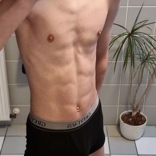 Hello, im a german bi twink and i love to Show my cute body
Old Account blocked at 8k