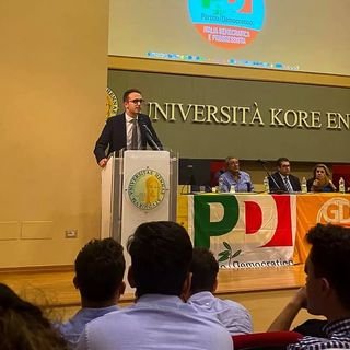 Segretario Provinciale Giovani Democratici di Enna, studente fuorisede di grafica, rancoroso di sinistra per professione.