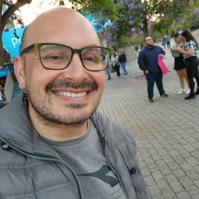 Profesor de Lenguaje y Comunicación. Trabajo para vivir, hago mil cosas pero no todas salen buenas. Eterna promesa.