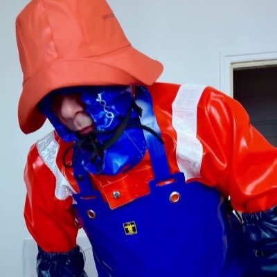 Gay SM Gearfreak 🇩🇪🇫🇷🇬🇧🏳️‍🌈RubberWorm is a heavy Pvc rainwear and rubber addict.