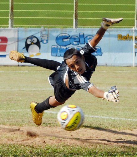Goleiro,17 anos,taurino,apaixonado por futebol e velocidade,vascaíno,sonho de ser jogador profissional,à procura da felicidade...