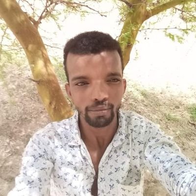 ﺍﺻﻠﻮ ﻗﺎﺳﻲ ﻋﻠﻲ ﻭﺩﺍﻋﻚ
ﻭﻧﻔﺴﻲ ﻣﺎﺑﺘﻘﺪﺭ ﺗﻄﻴﻘﻮ
ﻭﺍﻧﺘﻲ ﻓﻲ ﺍﻟﺤﺎﻟﺘﻴﻦ ﺑﻌﻴﺪﻩ
ﻗﻠﺒﻲ ﻣﺎﺣﺎﺳﻪ ﺑﺤﺮﻳﻘﻮ
ﻭﺍﻟﺒﺤﺮ ﻣﻦ ﻳﻮﻣﻮ ﻗﺎﺳﻲ