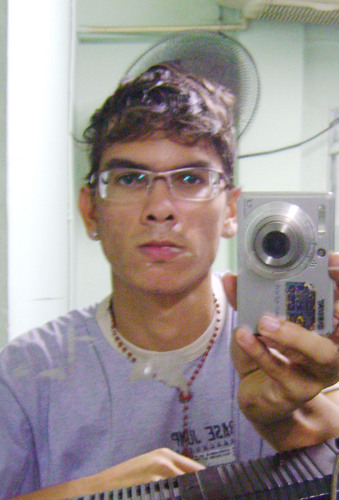 Eu sou um cara 100% contramão, uma cara alegre e extrovertido!!!