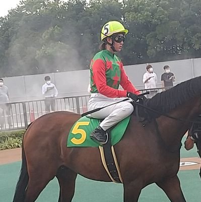 名古屋在住。競馬とお酒と平和な日々が好き。
中日ドラゴンズも好き。
今は居酒屋みたいなお店を若いスタッフに囲まれ経営。

メディアは信じません！競馬新聞含め😁