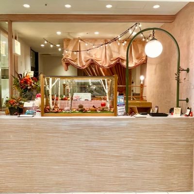 pomme_nagoya's profile picture. りんご飴にとって初めてを作ったのはポムダムールトーキョーです。たくさんの応援や期待に応えるために、これが本当のりんご飴だと伝えるために。渡り鳥のように旅をし名古屋へ帰ってきました🍎10:00〜21:00 TEL052-684-9823 Instagram @ pommedamour_nagoya