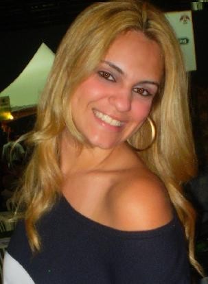Sou uma garota meiga, amiga, carinhosa,dura as vezes, sincera, gosto de ajudar as pessoas,romântica, detesto falsidade, entre outras coisas.