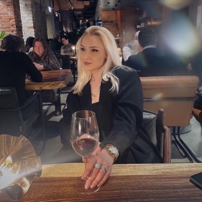 JanePattinson42's profile picture. 