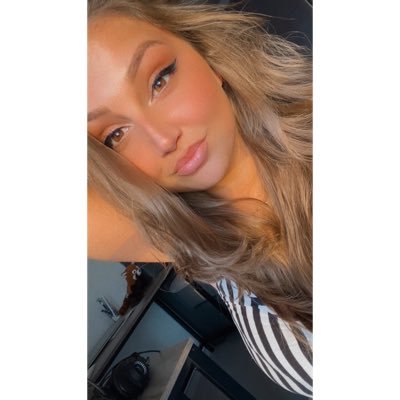 izAngiie's profile picture. 