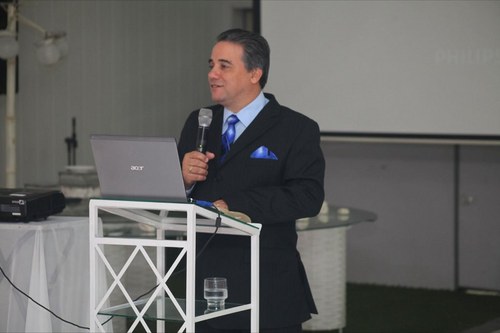 Pastor, Escritor, Conferencista, Professor de  História e Teólogo.