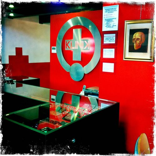 The first and only Piercing & Tattoo shop in Treviso downtown, since 2006! Professional tattooing, body piercing and high quality body jewelry.